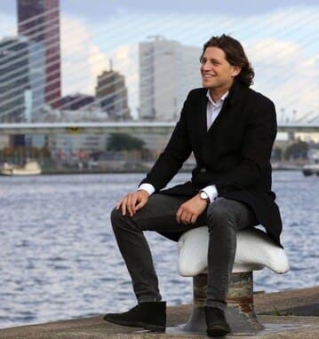Vincent aan de Maas in Rotterdam, met de Erasmusbrug op de achtergrond