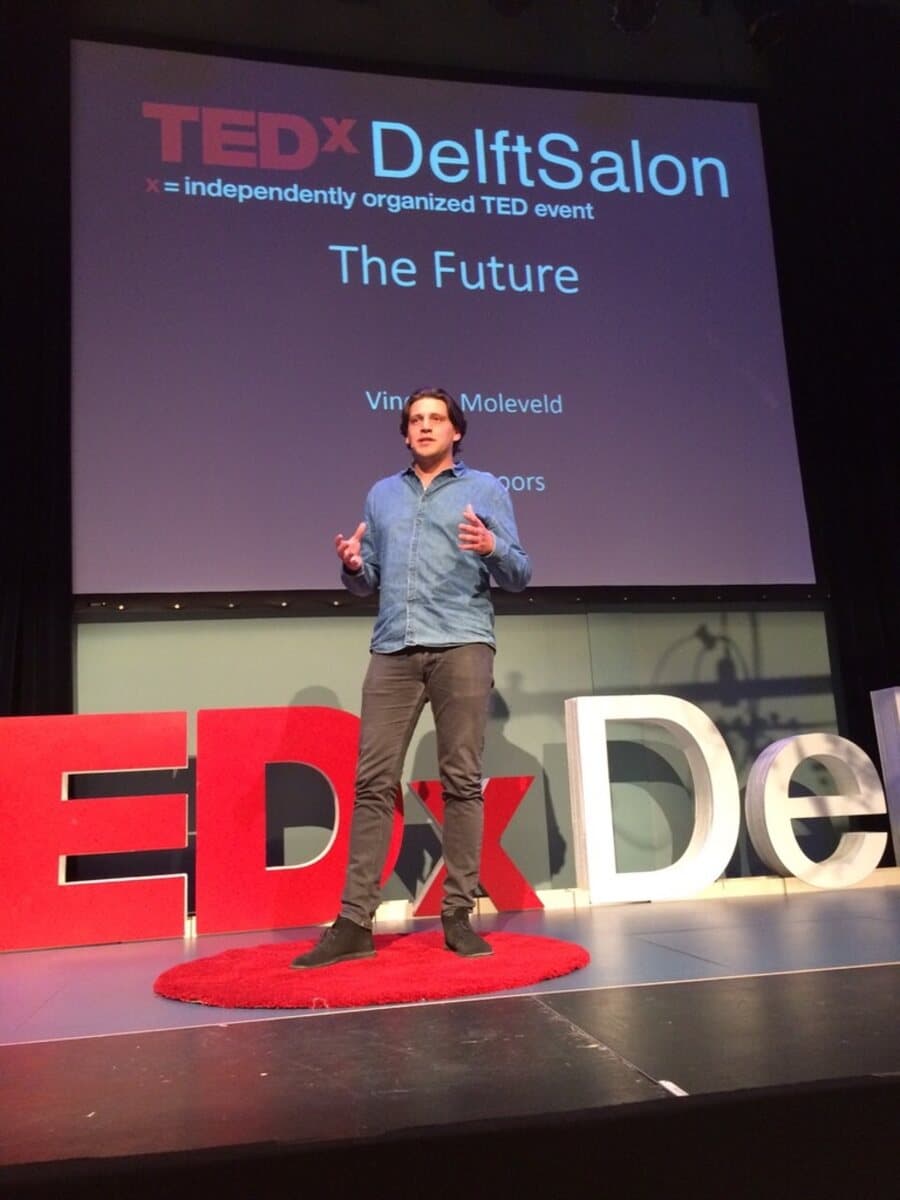 Vincent Moleveld op het podium van TEDxDelft Salon 'The Future', 2015